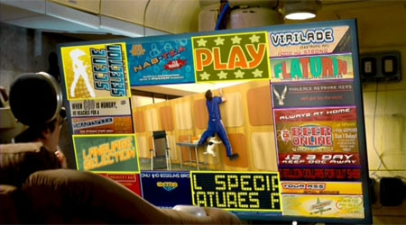 Schermata caotica di una televisione o monitor che mostra un collage di pubblicità, titoli e contenuti sovrapposti dai colori vivaci e dal layout disordinato, con una figura umana sullo sfondo. L'immagine evoca sovraccarico visivo e bombardamento di stimoli.