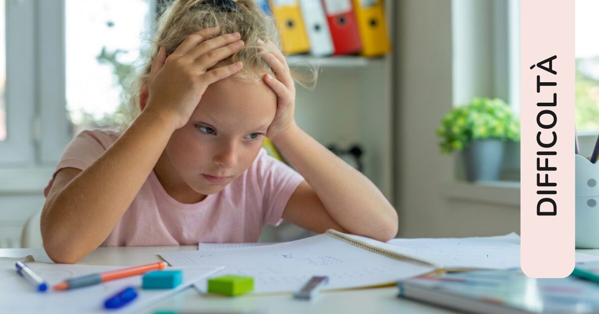 Bambina con espressione frustrata, mani sulla testa, seduta davanti a fogli e matite. Etichetta laterale: "Difficoltà".