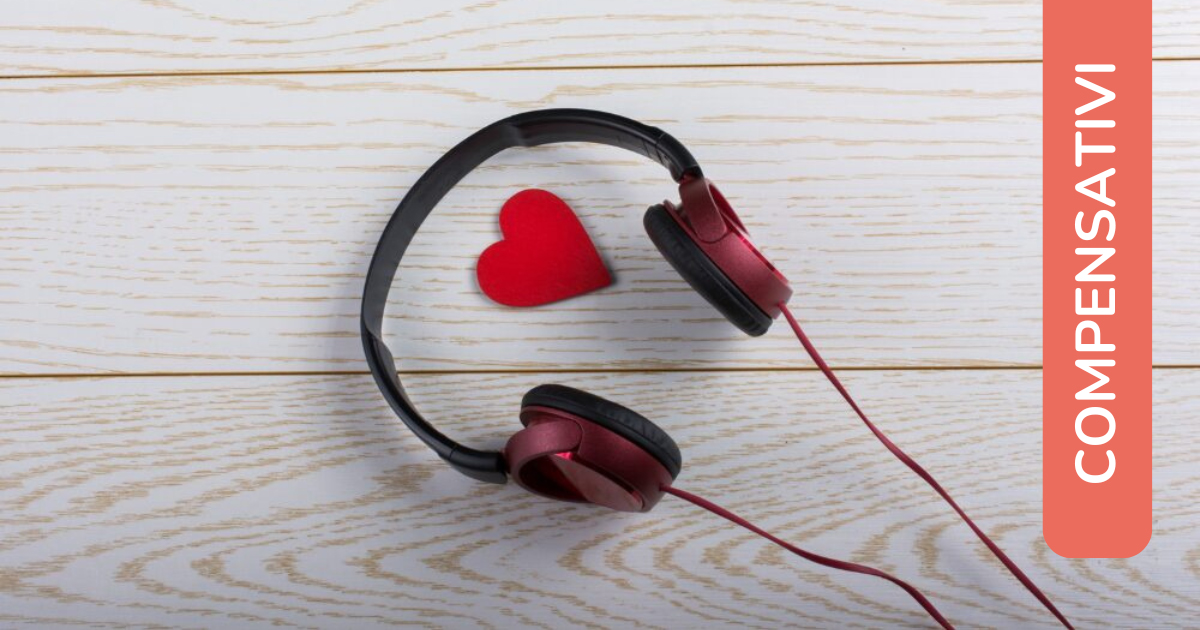 Cuffie audio posate su una superficie di legno chiaro, con un piccolo cuore rosso all'interno dell'archetto