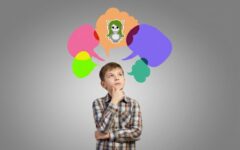 Bambino pensieroso con fumetti colorati sopra la testa, tra cui il personaggio Claire, evocando pensiero, domande e supporto dell'AI.