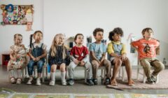 Bambini seduti che guardano un punto con attenzione