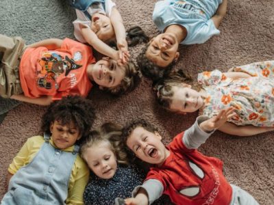 Locandina del webinar: "Piccole menti, grandi insegnamenti: intervista a Fabio Celi"