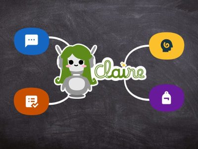 Mappa concettuale su sfondo lavagna con al centro il logo di Claire, un personaggio robot stilizzato con capelli verdi. Quattro icone collegate al centro tramite linee bianche: un fumetto di chat (blu), un cervello con cuffie (giallo), una lista con spunta (arancione) e uno zaino (viola), che rappresentano le funzionalità del servizio.