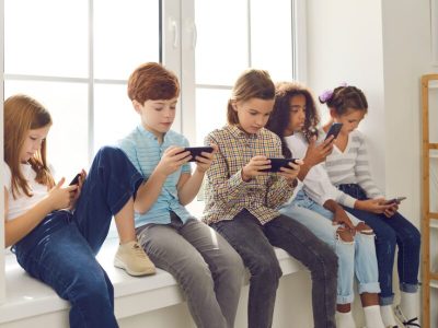Locandina del webinar È arrivato il cellulare nella vita dei nostri figli: e ora che cosa facciamo?
