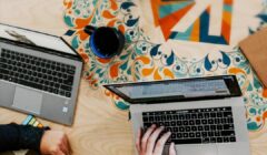 persone al computer che scrivono con quaderno e post it sul tavolo