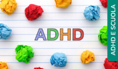 Scritta ADHD colorata con carta appallottolata