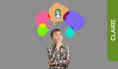 Bambino pensieroso con fumetti colorati sopra la testa, tra cui il personaggio Claire, evocando pensiero, domande e supporto dell'AI