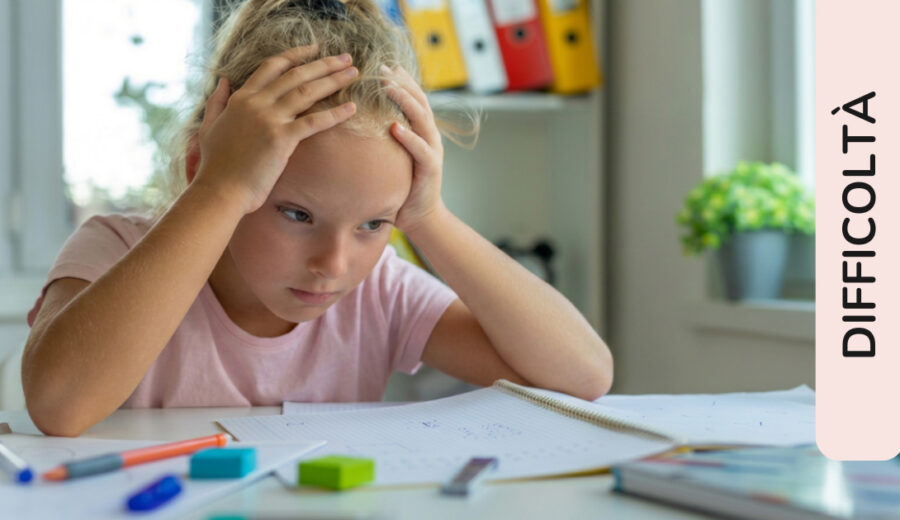 Bambina che si tiene la testa fra le mani sconsolata davanti al quaderno dei compiti da fare