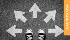 Un paio di sneakers su asfalto, circondate da frecce bianche dipinte che puntano in direzioni diverse suggerendo molteplici possibilità o percorsi