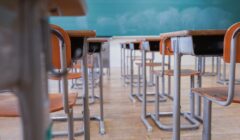 Foto di banchi e sedie dentro una classe di scuola