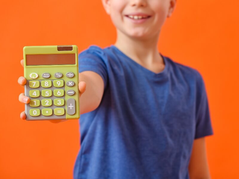 Locandina del webinar Matematica: individuare le difficoltà e costruire competenze usando la calcolatrice